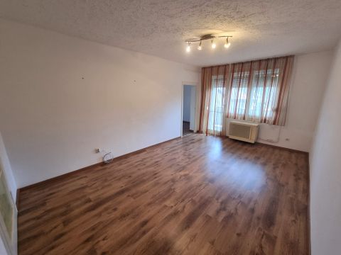 Eladó Lakás 8200 Veszprém , Egyetem közelében 1. emeleti lakás eladó