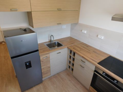 Kiadó Lakás 6000 Kecskemét , Liftes, új lakás gépkocsibeállóval minimális rezsivel KIADÓ