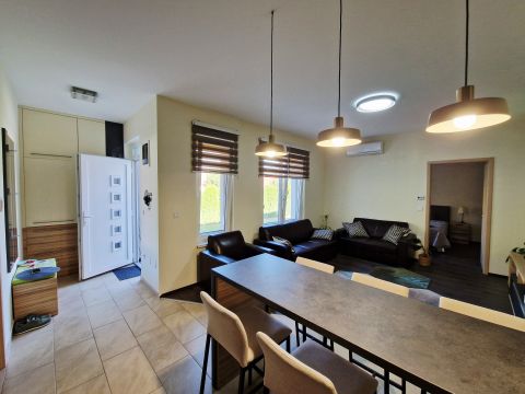 Kiadó Ház 6000 Kecskemét KIADÓ IGÉNYES KIALAKÍTÁSÚ, MODERN SORHÁZ, SAJÁT UDVARRAL
