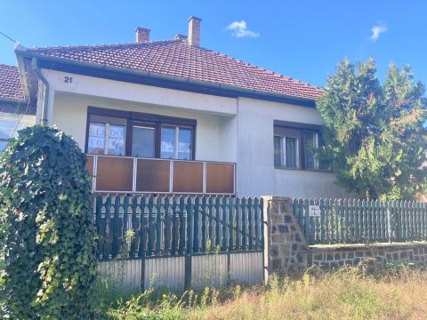 Eladó Ház 4555 Levelek , Levelek központjában