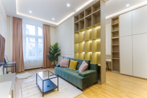 Eladó Lakás 1072 Budapest 7. kerület , 4 szobás, 2 fürdős csodaszépen felújított és bútorozott !