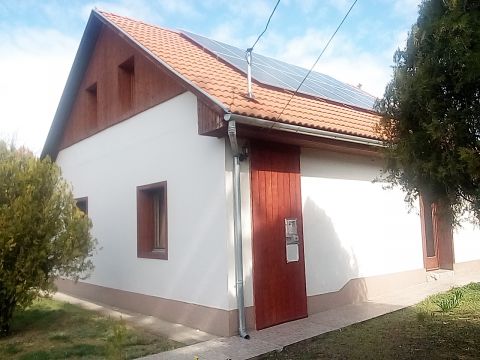 Eladó Ház 2458 Kulcs , Csendes utcában