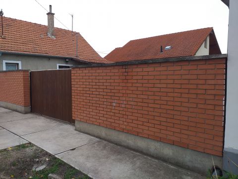 Eladó Lakás 2225 Üllő , Üllő Monorhoz közel eső részén, önálló kis ház, kis telekkel