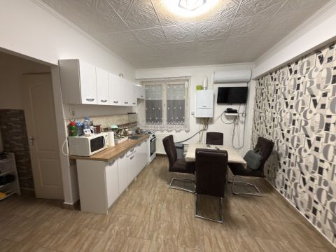 Eladó Lakás 1211 Budapest 21. kerület Felújítiott, saját kertrésszel Csepel központjában