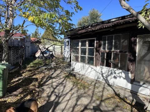 Eladó Ház 1213 Budapest 21. kerület Azonnal bírtokba vehető. Lehetőségekkel teli 300 nm telken.