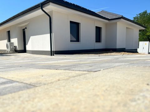 Eladó Ház 8372 Cserszegtomaj , Csendes kertvárosi utcában, újépítésű ikerfél