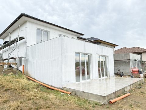 Eladó Ház 2119 Pécel , PÁSKOMLIGET LAKÓPARKBAN PANORÁMÁS IKERHÁZ