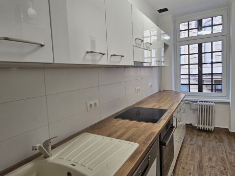 Kiadó Lakás 7623 Pécs , Pécs belváros szívében, a Jókai téren iroda vagy lakás kiadó