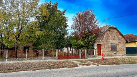 Eladó Ház 8136 Lajoskomárom , a település frekventált, kiváló közlekedésű részén