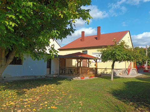 Eladó Ház 8000 Székesfehérvár Fecskepart csendes utcájában