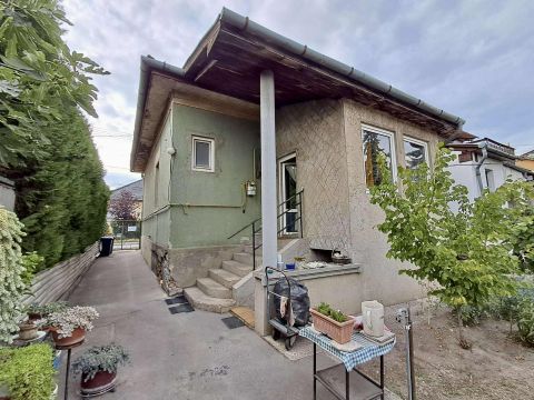 Eladó Ház 1155 Budapest 15. kerület , 15. kerület körbe járható családi ház csendes utcában 