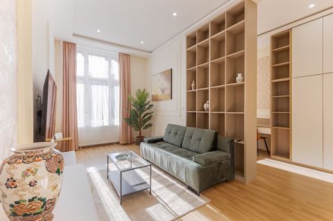 Eladó Lakás 1072 Budapest 7. kerület , 4 szobás, 2 fürdős csodaszépen felújított és bútorozott !