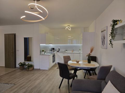 Eladó Lakás 8000 Székesfehérvár , luxus lakás nagy, zöld terasszal