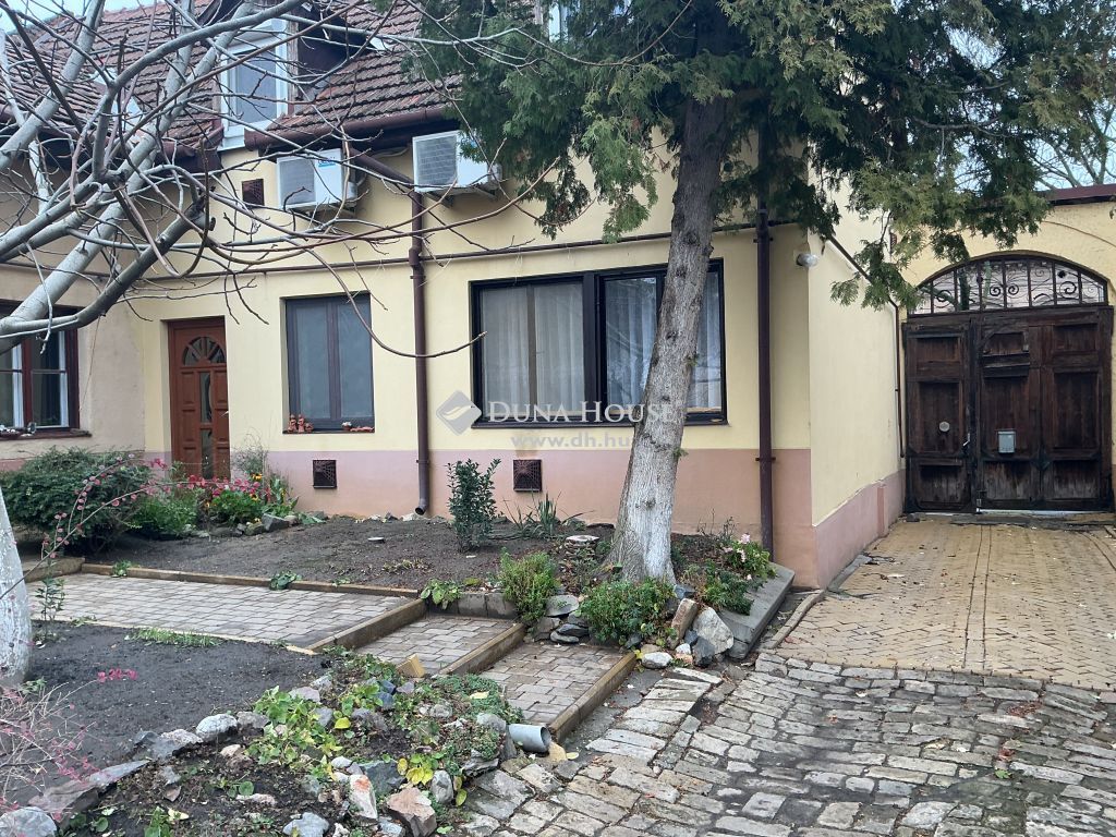 6000 Kecskemét , Belvárosi,két szintes családi ház befektetőknek is kiváló — 1/31