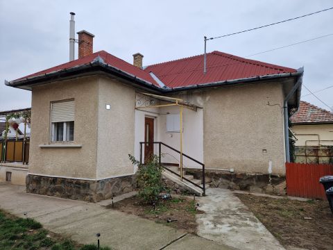 Eladó Ház 2200 Monor , Monoron eladó TÉGLA építésű önálló családi ház 539m2 telken