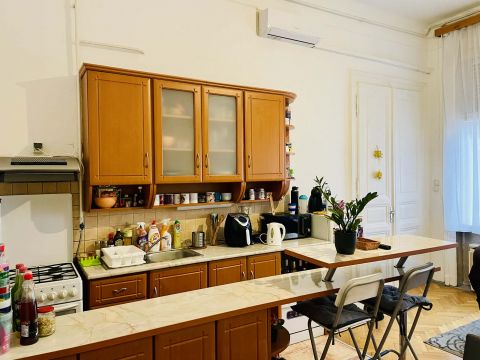 Eladó Lakás 1066 Budapest 6. kerület , Nyugati tér közvetlen szomszédságában, csendes polgári lakás