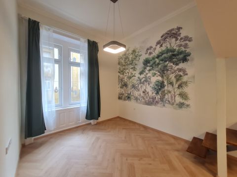 Eladó Lakás 1076 Budapest 7. kerület , Sajó utca - emeleti, utcai, felújított lakás-szuper áron