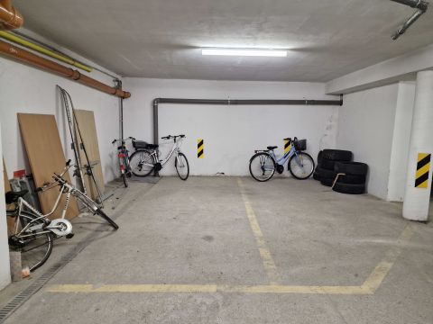 Kiadó Parkoló 7621 Pécs , Történelmi Bevárosban teremgarázs hely/tároló