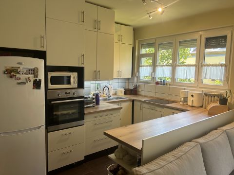 Eladó Lakás 7633 Pécs , Uránváros-csendes helyen-K-NY-két erkélyes-felújított-lakás