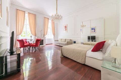 Kiadó Lakás 1061 Budapest 6. kerület , Liszt Ferenc Térre néző teljesen felújított lakás!