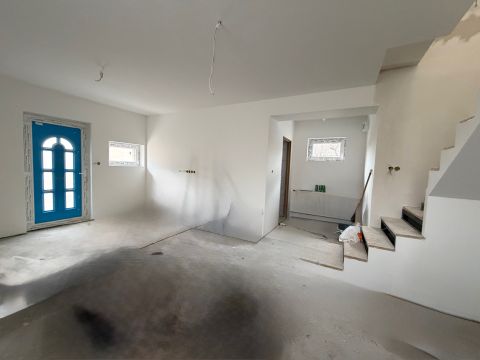 Eladó Lakás 1201 Budapest 20. kerület , Felújított,azonnal költözhető,gk beálló,udvar 3-as lakás