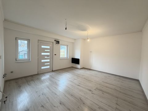 Eladó Lakás 1181 Budapest 18. kerület , Felújított, azonnal költözhető 2 szoba, udvar III-as