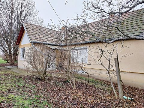 Eladó Ház 2856 Szákszend Azonnal birtokba vehető, tehermentes családi ház eladó