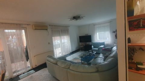 Eladó Ház 1185 Budapest 18. kerület , XVIII. Kerület Kétszintes 2 lakásos családi ház egyik fele 