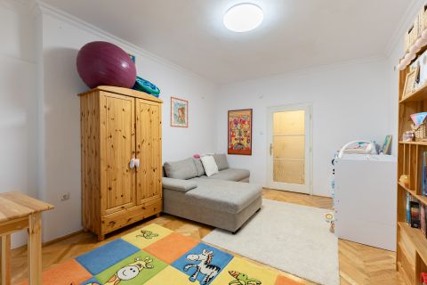 Eladó Lakás 1181 Budapest 18. kerület Szent Lőrinc ltp.-n,kocka házban,1. emeleti, 2 szobás lakás