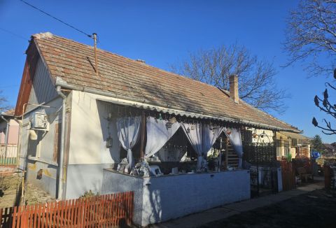 Eladó Ház 2711 Tápiószentmárton , Tápiószentmárton központban 69nm-es 2 szoba +nappalis ház 