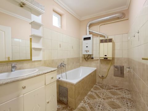 Kiadó Lakás 6000 Kecskemét , Kecskemét belvárosában 1 szobás házrész közös udvarban