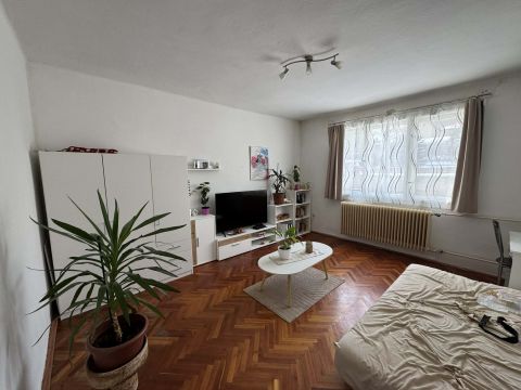 Eladó Ház 7628 Pécs Családi házas részén eladó 3 szintes családi ház. 