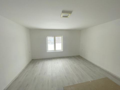 Eladó Ház 4516 Demecser , Demecser aszfaltozott utcájában.