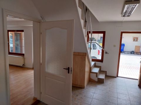 Kiadó Üzlethelyiség 2200 Monor Monoron a Piac téren kiadó IRODA vagy ÜZLETHELYISÉG