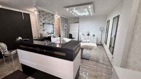 Eladó Üzlethelyiség 6000 Kecskemét , Modern, exkluzív szépségszalon a Belvárosban