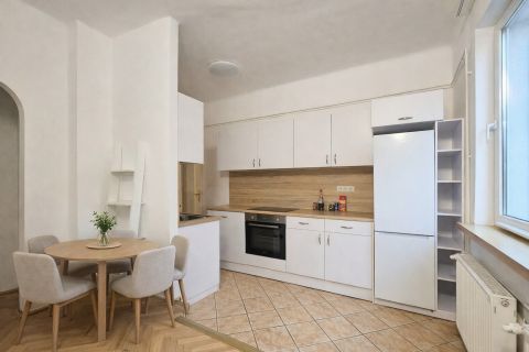 Eladó Lakás 1026 Budapest 2. kerület Erkélyes, világos, könnyen alakítható 3 szobás lakássá!