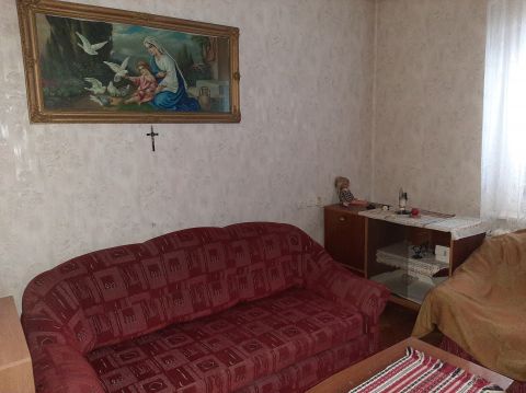 Eladó Ház 2194 Tura Főútvonalhoz közel aszfaltos utcában.