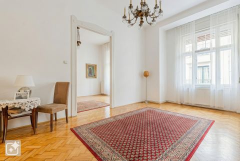 Eladó Lakás 1061 Budapest 6. kerület , Az Opera és a Király utca közötti szakaszon erkélyes lakás !