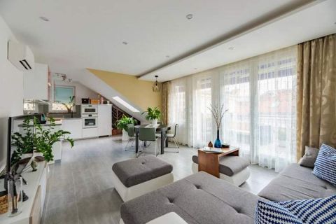 Eladó Lakás 1064 Budapest 6. kerület Belső kétszintes, terasszal, szaunával, teljes berendezéssel