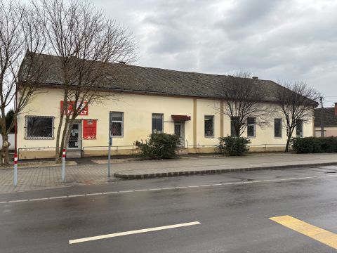 Eladó Ház 6343 Miske Központban jelenleg üzlethelyiségként funkcionáló épület