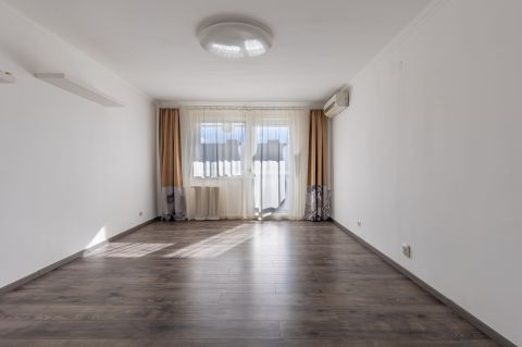 Eladó Lakás 1195 Budapest 19. kerület , Felújított, erkélyes 1+2 félszobás lakás a Városház térnél