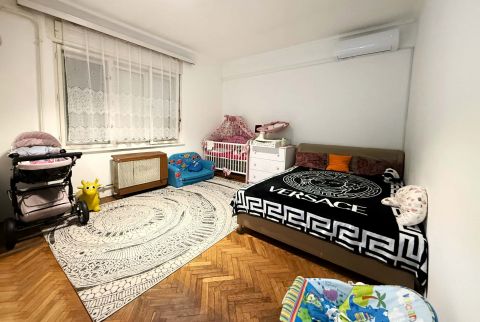 Eladó Ház 8000 Székesfehérvár , Csendes mellékutcában, mégis központ közeli elhelyezkedéssel