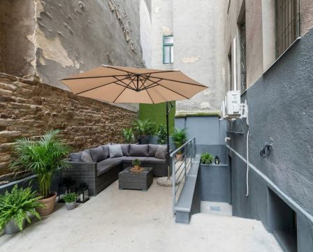 Eladó Iroda 1096 Budapest 9. kerület , Felújított lakás, Egyetemek közelében