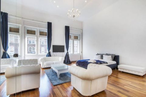 Eladó Lakás 1067 Budapest 6. kerület Oktogon /Andrássy sarkán, teljes felújítás után,liftes házba