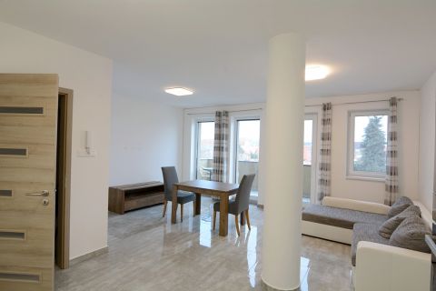 Kiadó Lakás 6000 Kecskemét , Belvárosban nappali+hálós, bútorozott lakás beállóval