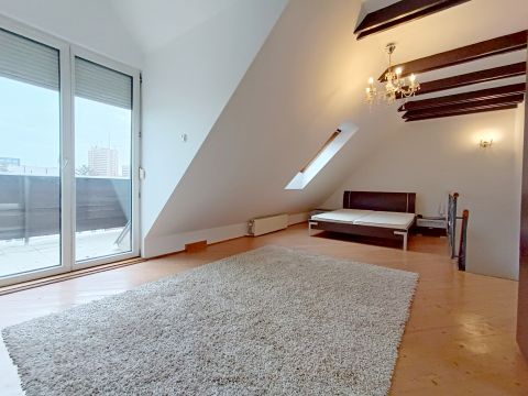 Kiadó Lakás 6000 Kecskemét Belvárosban nappali + hálós lakás terasszal, bútorozva