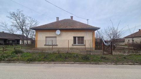 Eladó Ház 6060 Tiszakécske , Kerekdombon a fürdő közelében