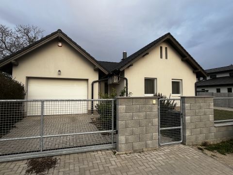 Kiadó Ház 8000 Székesfehérvár , Öreghegy közelében