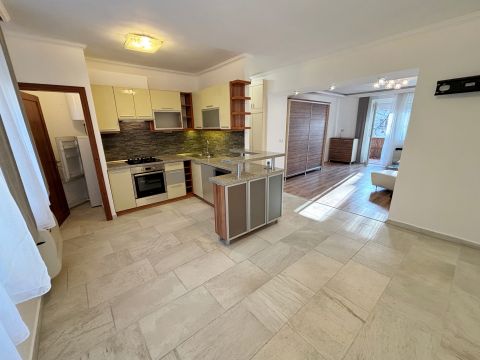 Eladó Lakás 9700 Szombathely , ' full felújított/1.emeleti/erkélyes/téglalakás ...