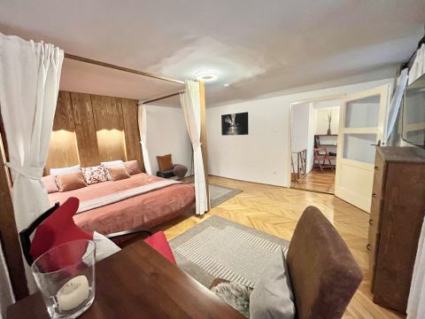 Eladó Lakás 1053 Budapest 5. kerület Astória  csendes mellékutcájában